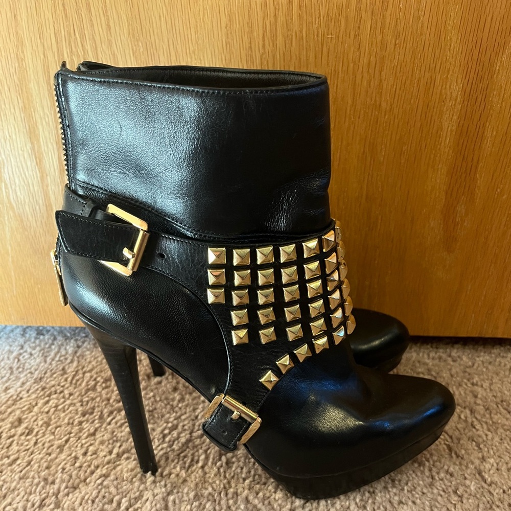 Michael Kors blacks leather stiletto boots.